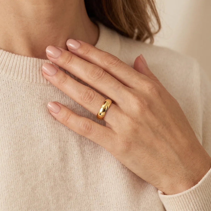 Model wearing 9K Yellow Gold Plain Band on ring finger