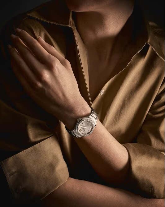 Baume & Mercier Riviera 10796 Quartz, Date Display, Diamond Set Women's Watch 33mm