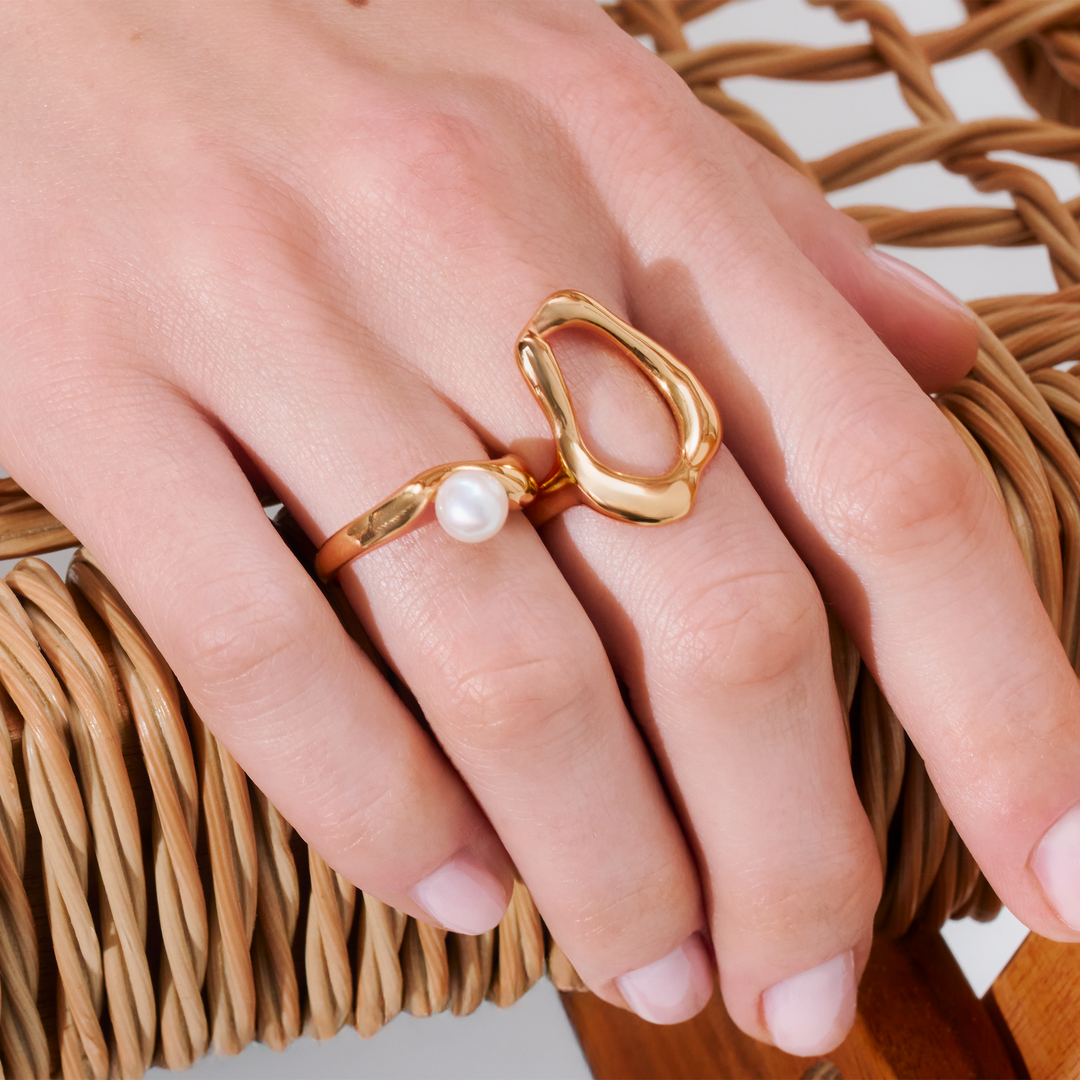 Wavy Ring with Freshwater Pearl in Gold